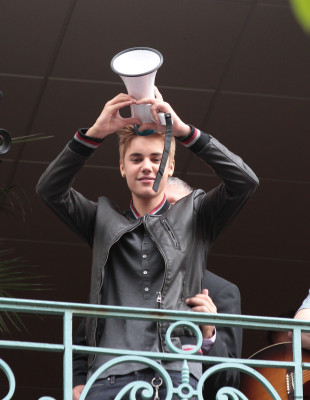 06.01 | Justin Bieber na sacada da Universal Music em Paris