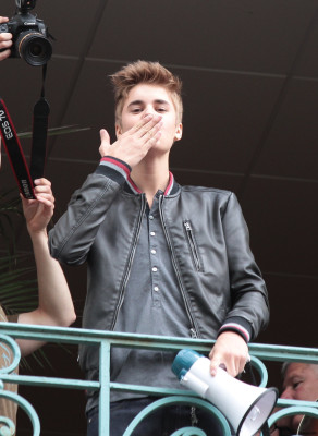 06.01 | Justin Bieber na sacada da Universal Music em Paris