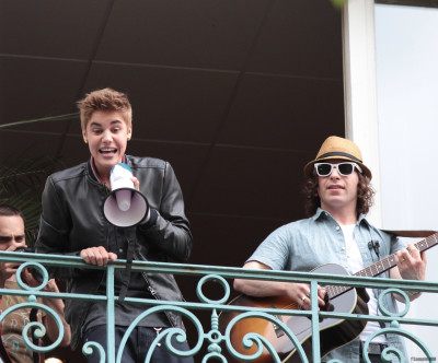06.01 | Justin Bieber na sacada da Universal Music em Paris