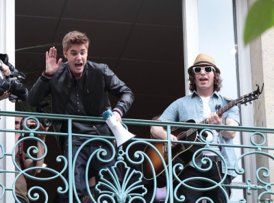 06.01 | Justin Bieber na sacada da Universal Music em Paris