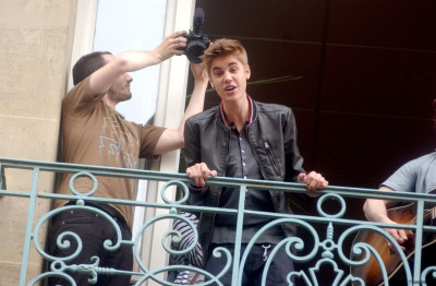06.01 | Justin Bieber na sacada da Universal Music em Paris