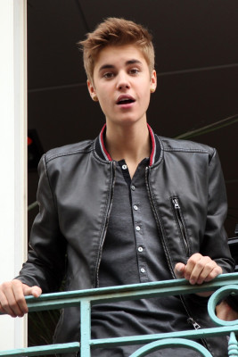 06.01 | Justin Bieber na sacada da Universal Music em Paris