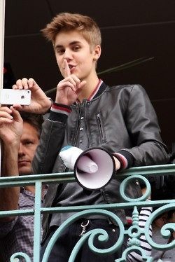06.01 | Justin Bieber na sacada da Universal Music em Paris