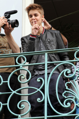 06.01 | Justin Bieber na sacada da Universal Music em Paris
