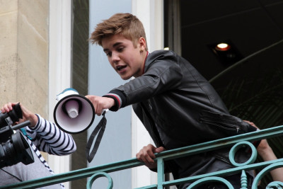 06.01 | Justin Bieber na sacada da Universal Music em Paris