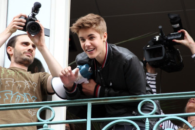06.01 | Justin Bieber na sacada da Universal Music em Paris