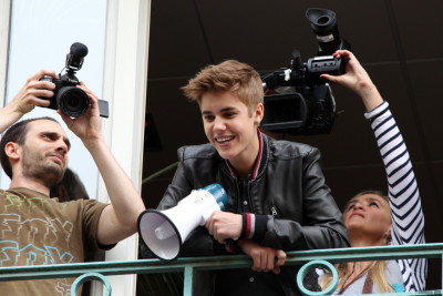 06.01 | Justin Bieber na sacada da Universal Music em Paris