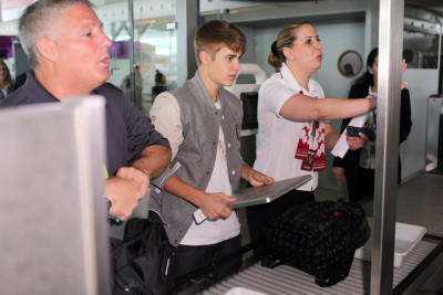 06.02 | Justin Bieber deixando Paris