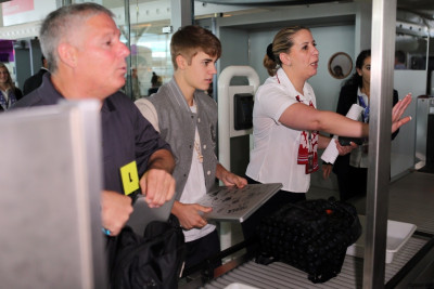 06.02 | Justin Bieber deixando Paris