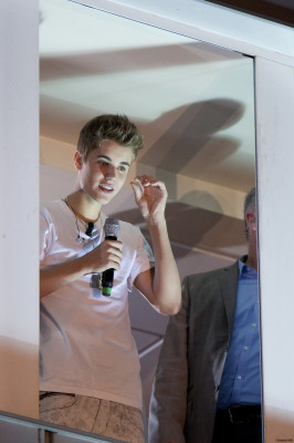 06.04 | Justin Bieber na sacada do programa "El Hormiguero"