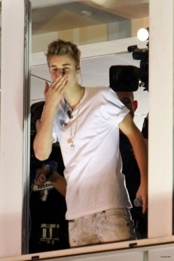 06.04 | Justin Bieber na sacada do programa "El Hormiguero"
