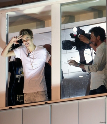 06.04 | Justin Bieber na sacada do programa "El Hormiguero"