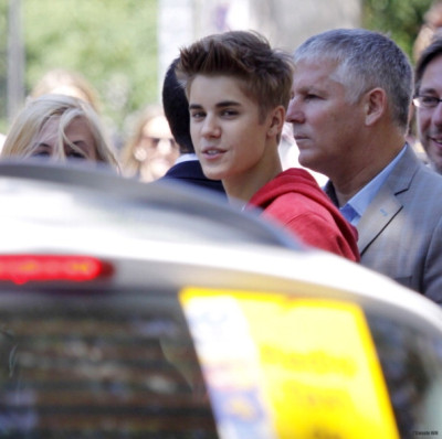 06.04 | Justin Bieber cumprimentando fãs em frente ao seu hotel em Madri