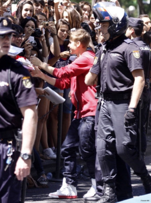 06.04 | Justin Bieber cumprimentando fãs em frente ao seu hotel em Madri