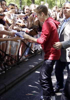06.04 | Justin Bieber cumprimentando fãs em frente ao seu hotel em Madri