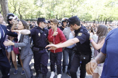 06.04 | Justin Bieber cumprimentando fãs em frente ao seu hotel em Madri