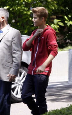 06.04 | Justin Bieber cumprimentando fãs em frente ao seu hotel em Madri