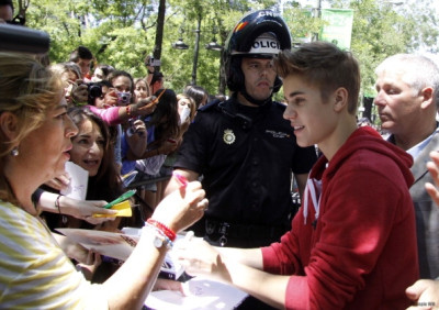 06.04 | Justin Bieber cumprimentando fãs em frente ao seu hotel em Madri