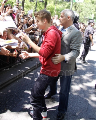 06.04 | Justin Bieber cumprimentando fãs em frente ao seu hotel em Madri