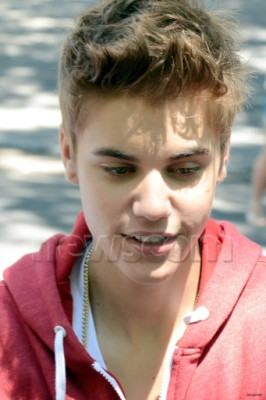 06.04 | Justin Bieber cumprimentando fãs em frente ao seu hotel em Madri