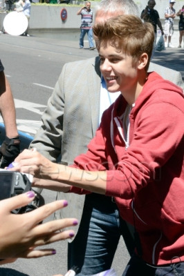 06.04 | Justin Bieber cumprimentando fãs em frente ao seu hotel em Madri