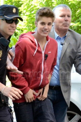06.04 | Justin Bieber cumprimentando fãs em frente ao seu hotel em Madri