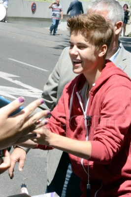 06.04 | Justin Bieber cumprimentando fãs em frente ao seu hotel em Madri