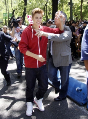 06.04 | Justin Bieber cumprimentando fãs em frente ao seu hotel em Madri