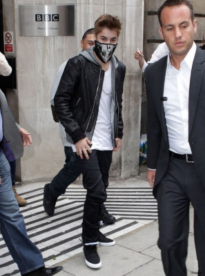 06.06 | Justin Bieber deixando os estúdios da rádio BBC