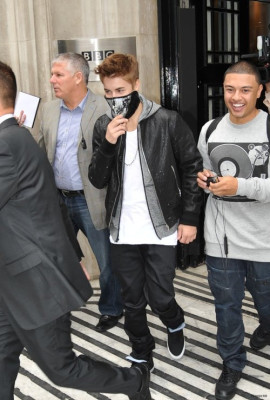 06.06 | Justin Bieber deixando os estúdios da rádio BBC