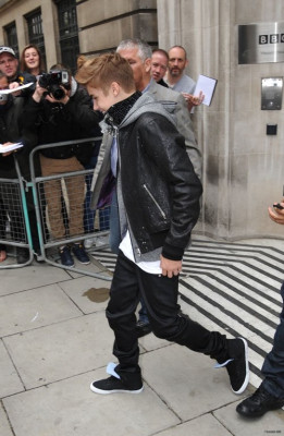 06.06 | Justin Bieber deixando os estúdios da rádio BBC