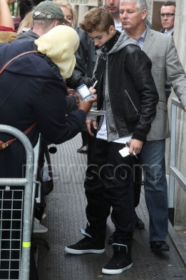 06.06 | Justin Bieber deixando os estúdios da rádio BBC