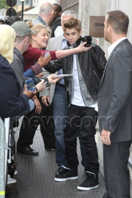 06.06 | Justin Bieber deixando os estúdios da rádio BBC