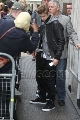 06.06 | Justin Bieber deixando os estúdios da rádio BBC