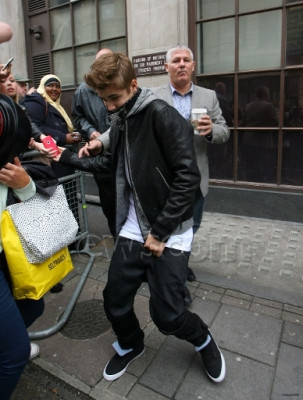 06.06 | Justin Bieber deixando os estúdios da rádio BBC
