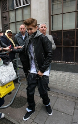06.06 | Justin Bieber deixando os estúdios da rádio BBC