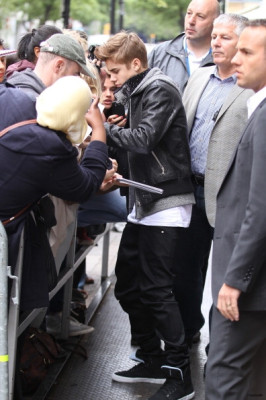 06.06 | Justin Bieber deixando os estúdios da rádio BBC
