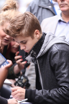 06.06 | Justin Bieber deixando os estúdios da rádio BBC