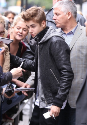 06.06 | Justin Bieber deixando os estúdios da rádio BBC