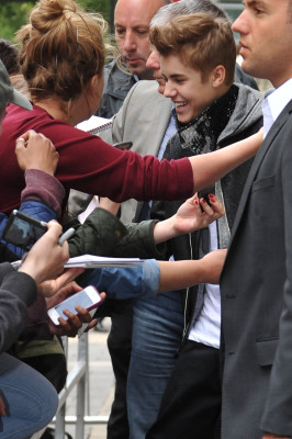 06.06 | Justin Bieber deixando os estúdios da rádio BBC