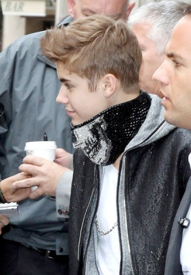 06.06 | Justin Bieber deixando os estúdios da rádio BBC