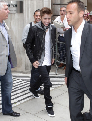 06.06 | Justin Bieber deixando os estúdios da rádio BBC