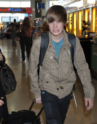 04.05 | Justin Bieber chegando no aeroporto em Washington