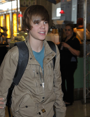 04.05 | Justin Bieber chegando no aeroporto em Washington