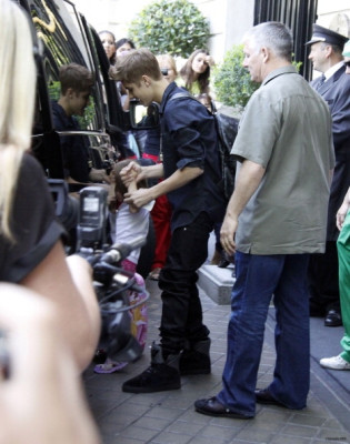 06.05 | Justin Bieber deixando seu hotel em Madri
