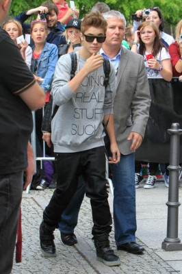 06.08 | Justin Bieber deixando seu hotel na Alemanha