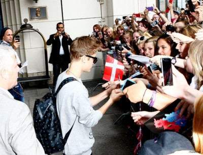 06.08 | Justin Bieber deixando seu hotel na Alemanha