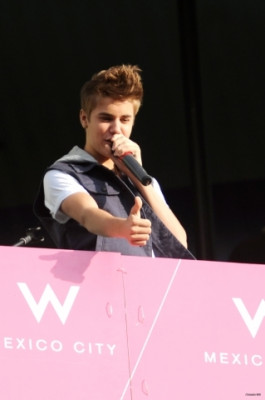 06.11 | Justin Bieber na sacada de seu hotel no México