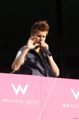 06.11 | Justin Bieber na sacada de seu hotel no México
