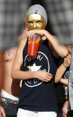 01.06 | Justin Bieber caminhando por Venice Beach com Ryan Butler e Jeremy Bieber